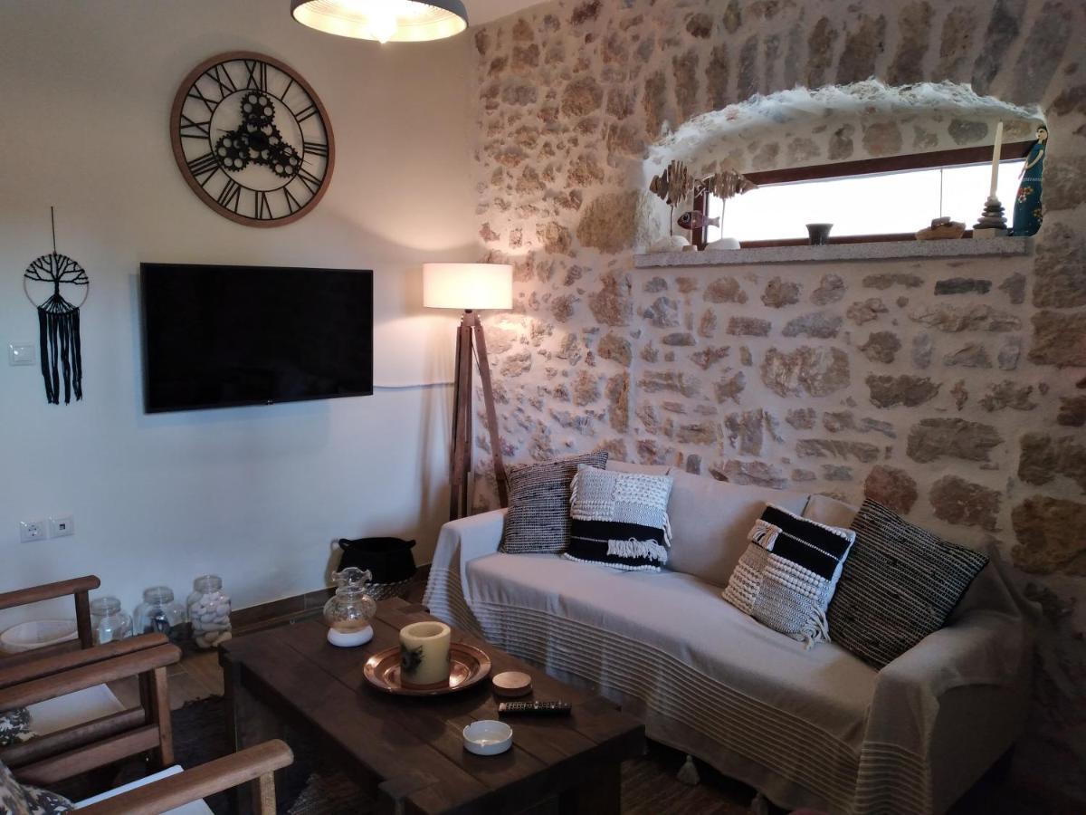 Aspasia House Oitilon