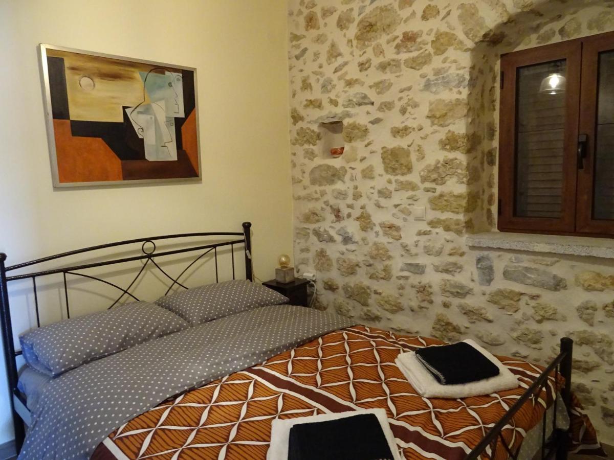 Aspasia House Oitilon