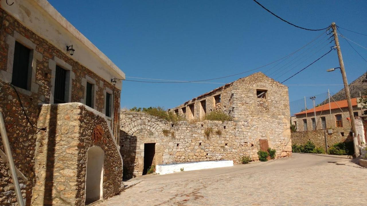 Aspasia House * Oítilon