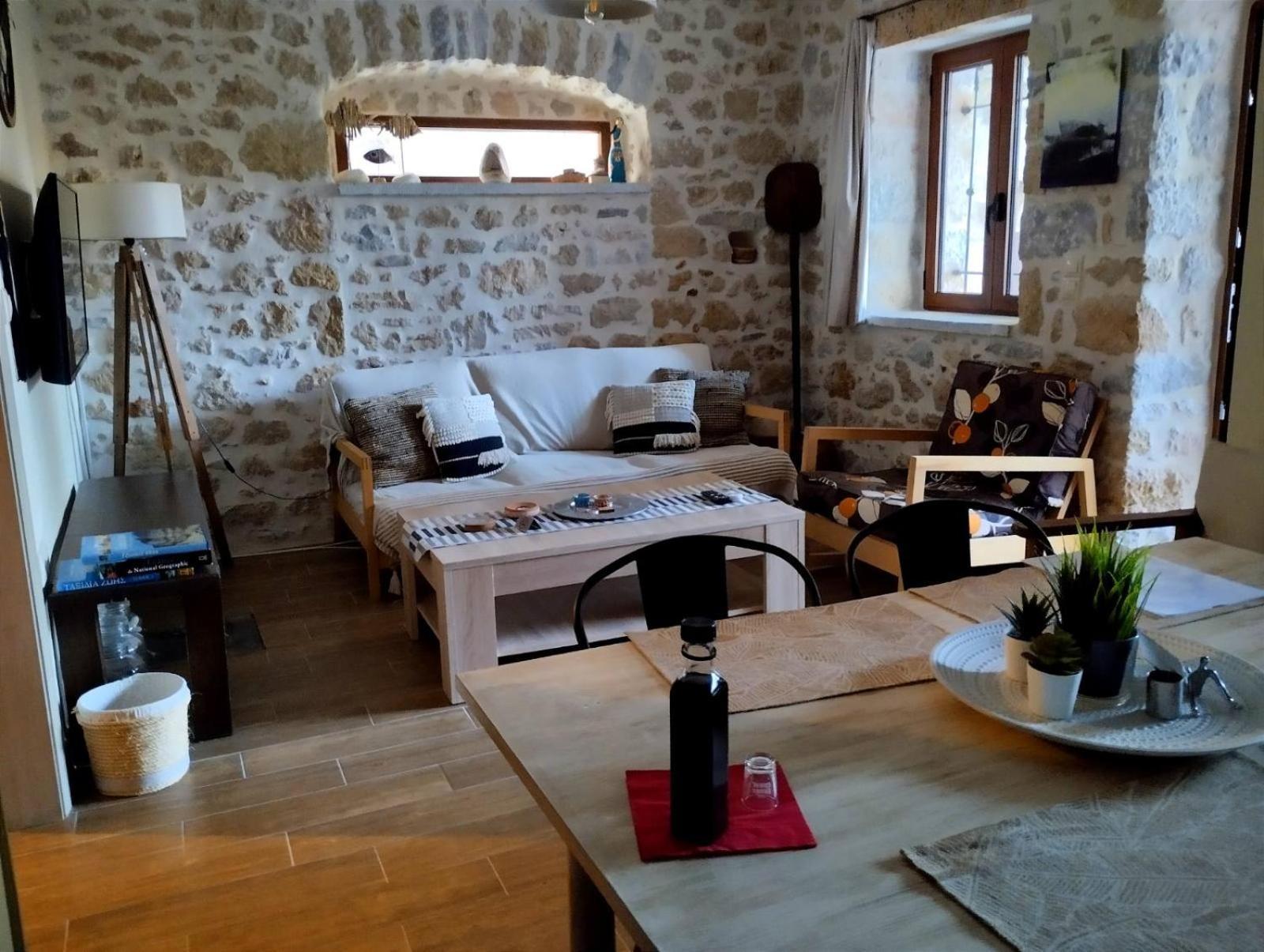 Aspasia House * Oitilon